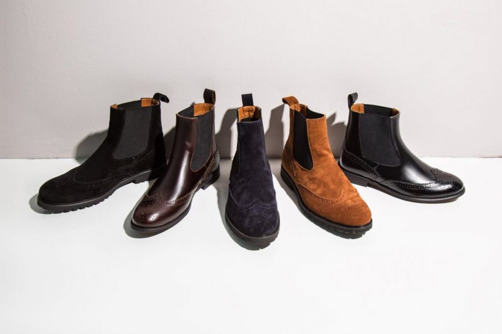 В зимнем сезоне актуальна мужская обувь из замши, нубука, кожи и комбинаций материалов.