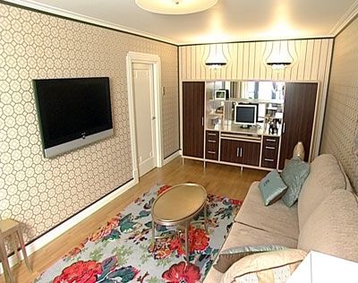 Роман с обоями Обои с геометрическим рисунком в бежевой гостиной