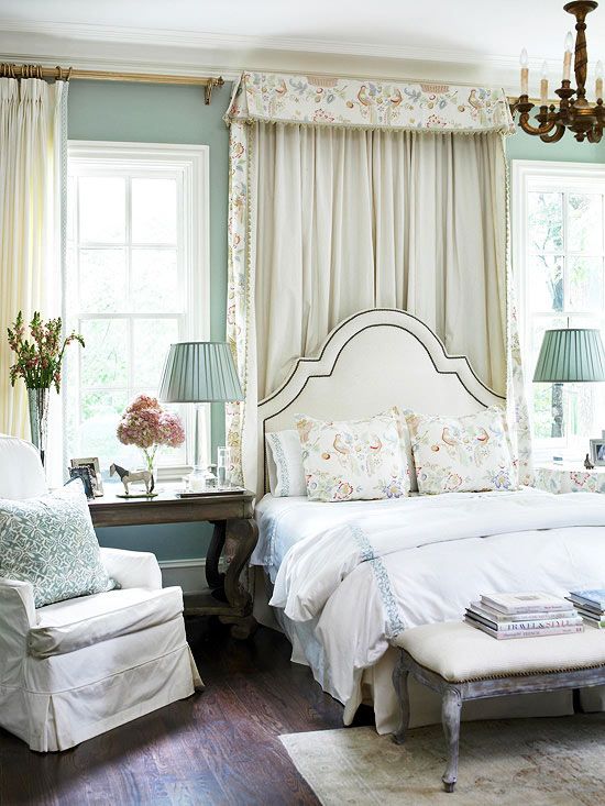 Шикарная спальня в бело-голубом цвете