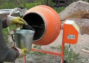 Заливание воды в бетономешалку